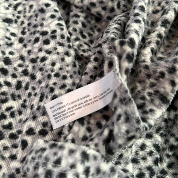 CELESTIAL DREAM Women’s Size 2X Gray, White Black Pink Leopard Print Pajamas Set - Picture 5 of 5